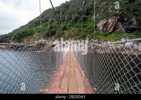 Ponts Suspendus À L'Embouchure De La Rivière Storms, Parc National De Tsitsikamma, Garden Route, Près De Port Elizabeth, Afrique Du Sud Banque D'Images