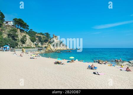 Château de Lloret de Mar surplombant la plage, Gérone, Costa Brava, Espagne Banque D'Images