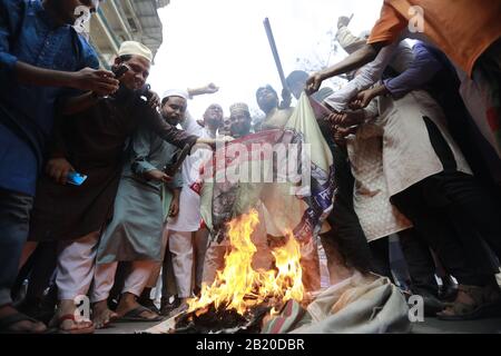 Dhaka, Bangladesh. 28 février 2020. Les membres des partis politiques islamiques bangladais se réunissent pour protester contre la violence communautaire à New Delhi, après les prières du vendredi à Dhaka, au Bangladesh, le 28 février 2020. Les autorités n'ont pas dit ce qui a déclenché les émeutes, la pire violence communautaire à New Delhi en décennies, alors que le bilan a continué à augmenter. Les manifestants ont également fait des slogans contre la visite du Premier ministre indien Narendra Modi qui devrait se rendre au Bangladesh à la mi-mars. Crédit: Zuma Press, Inc./Alay Live News Banque D'Images