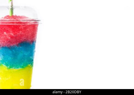 Slushie colorée de différentes saveurs avec paille dans une tasse en plastique isolée sur fond blanc Banque D'Images