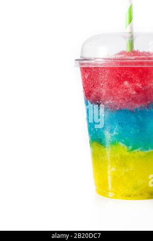 Slushie colorée de différentes saveurs avec paille dans une tasse en plastique isolée sur fond blanc Banque D'Images