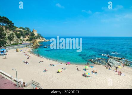 Château de Lloret de Mar surplombant la plage, Gérone, Costa Brava, Espagne Banque D'Images