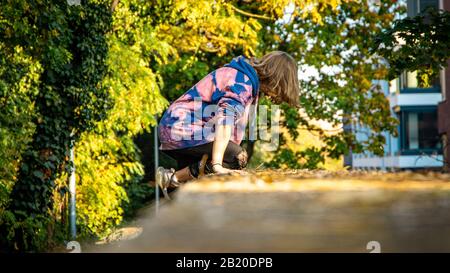 Fille grimpant sur un mur Banque D'Images