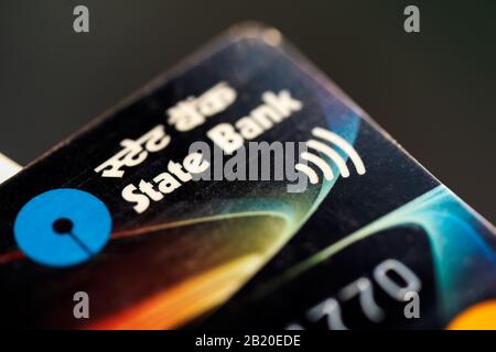 Macro-photographie de clôture de carte de crédit ou de débit SBI avec focalisation sélective pour l'arrière-plan. Concept pour les cartes OSMŒ IPO, mode de paiement, transaction, banque Banque D'Images