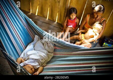 Femme Et Enfants En Place Au Sol, Dans La Communauté D'Abacaba, Novo Airão, Amazonas, Brésil Banque D'Images