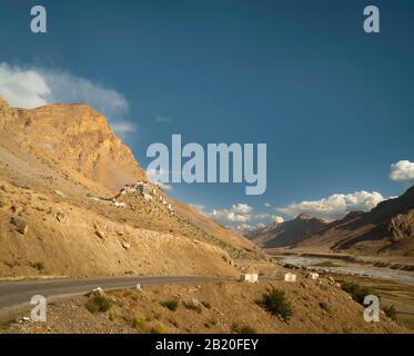 Ancien monastère de Key flanqué par l'Himalaya profond dans la vallée de la rivière, le jour d'été lumineux près de Kaza, Himachal Pradesh, Inde. Banque D'Images