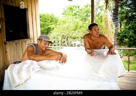 Les Hommes Qui S'Asseoir, La Communauté Senhora De Fátima, L'Igarapé Do Camara, L'Iranduba, L'Amazonas, Le Brésil Banque D'Images