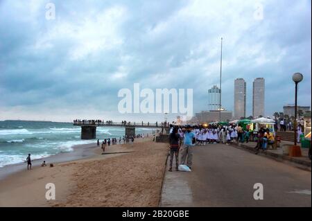 Colombo, Sri Lanka - Juillet 2011 : Galle Face est l'océan parc urbain, qui s'étend sur 500 m le long de la côte, au coeur de la ville Banque D'Images