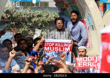 L'alliance du parti islamique bangladais chante des slogans lors de la manifestation.l'alliance islamique bangladaise a organisé une manifestation contre les violences récentes en Inde suite à la loi controversée sur la citoyenneté et menace également d'empêcher le Premier ministre indien Narendra Modi de se rendre au Bangladesh. Banque D'Images