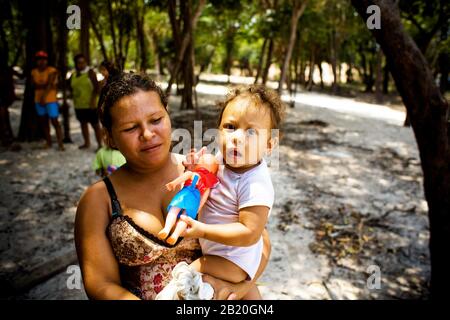 Femme Avec Enfant Au Circuit, Communauté Terra Preta, Iranduba, Amazonas, Brésil Banque D'Images