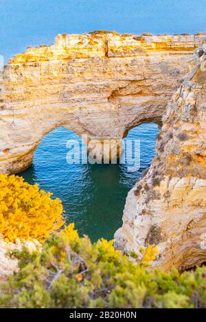 Belle vue sur Praia da Marinha. Rochers, falaises et plantes vertes en Algarve, Faro, Portugal. Eaux turquoise de l'océan Atlantique. Forme du cœur dans les roches Banque D'Images