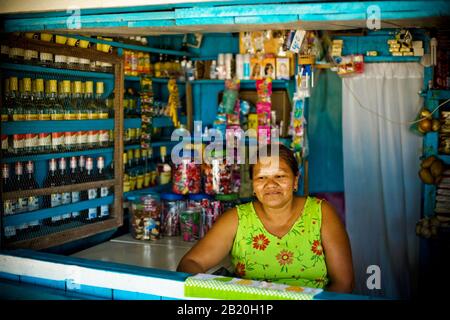 Femme À Tavern, Terra Preta Community, Iranduba, Amazonas, Brésil Banque D'Images