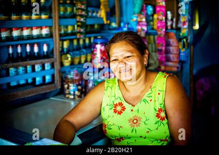 Femme À Tavern, Terra Preta Community, Iranduba, Amazonas, Brésil Banque D'Images