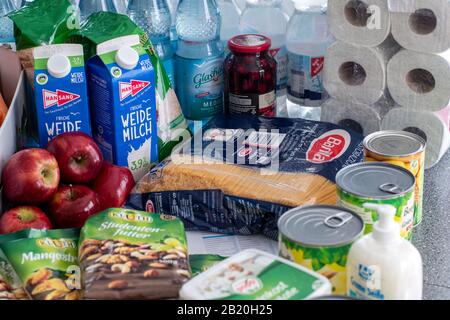 Pokrent, Allemagne. 28 février 2020. La nourriture et les produits utilisés quotidiennement sont sur une table de cuisine dans une maison privée. En raison de la propagation du nouveau coronavirus et des possibles mesures de quarantaine et des pénuries d'approvisionnement, les citoyens entreprennent de plus en plus de nourriture. Crédit: Jens Büttner/Dpa-Zentralbild/Dpa/Alay Live News Banque D'Images