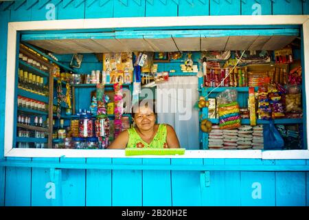 Femme À Tavern, Terra Preta Community, Iranduba, Amazonas, Brésil Banque D'Images