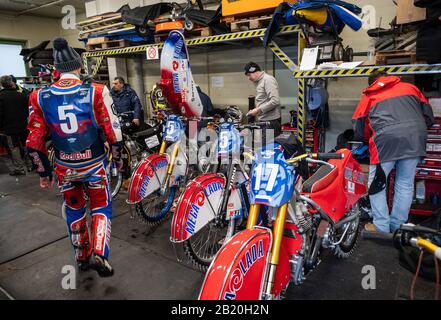 Berlin, Allemagne. 28 février 2020. Après la formation pour le Championnat du monde de l'équipe du circuit de glace, les motos sont dans une paddock. Crédit: Christophe Gateau/Dpa/Alay Live News Banque D'Images