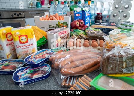 Pokrent, Allemagne. 28 février 2020. La nourriture et les produits utilisés quotidiennement sont sur une table de cuisine dans une maison privée. En raison de la propagation du nouveau coronavirus et des possibles mesures de quarantaine et des pénuries d'approvisionnement, les citoyens entreprennent de plus en plus de nourriture. Crédit: Jens Büttner/Dpa-Zentralbild/Dpa/Alay Live News Banque D'Images