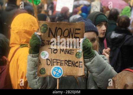 College Green, Bristol, North Somerset, Royaume-Uni. 28 février 2020. Des milliers d'enfants et d'adultes de l'école ont rempli College Green pour accueillir Greta Thunberg, militante du climat. GRETA Thunberg a marché avec des milliers de personnes à travers le centre-ville malgré les intempéries: Crédit: Natasha Quarmby/Alay Live News Banque D'Images