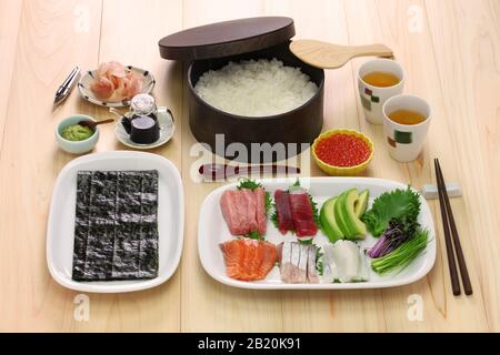sushi temaki roulé à la main, cuisine japonaise Banque D'Images