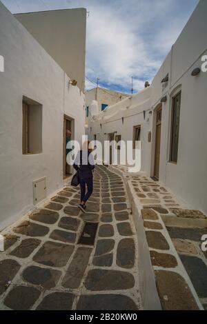 Rue Pavée étroite sur l'île de Mykonos avec bâtiments architecturaux traditionnels, maisons, boutiques, cafétérias et églises pendant une saison non touristique. Banque D'Images