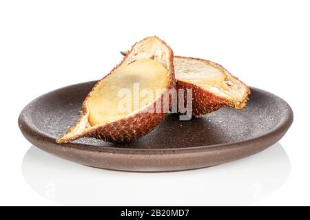 Groupe de deux moitiés de salak brun exotique avec des dessous de verre en céramique brun isolé sur fond blanc Banque D'Images