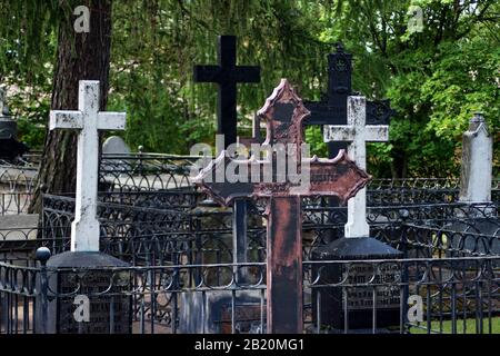 Croix en fonte et en marbre sur tombes cloisonnées dans le cimetière de Hietakylä, Hamina, Finlande Banque D'Images