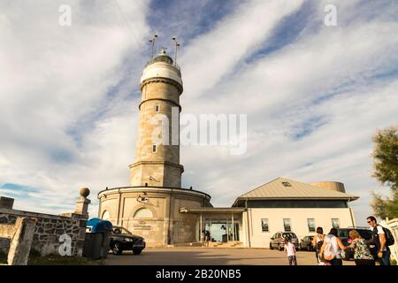 Santander, Espagne. Vue sur le phare de Cabo Mayor, une tour de phare de 30 m donnant sur le golfe de Gascogne et l'océan Atlantique Banque D'Images