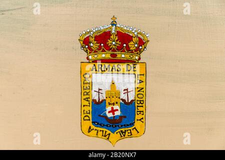 Laredo, Espagne. Armoiries et emblème de la ville de Laredo en Cantabrique, avec la couronne royale et la Torre del Oro de Séville Banque D'Images