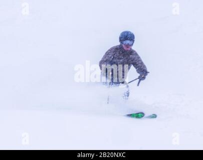 Skiez en poudre fraîche à la station de ski et de snowboard Monarch Mountain sur le Continental Divide dans le Colorado, aux États-Unis Banque D'Images