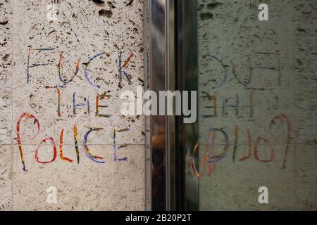 Londres, Royaume-Uni. 28 février 2020. Graffitis sur le mur de la Bourse. Divers groupes anarchistes et anticapitalistes se rassemblent à la Banque d'Angleterre avant de s'installer pour bloquer la Bourse de Paternoster Sq. Les groupes sont contre ce qu'ils considèrent comme une destruction volontaire des écosystèmes de la Terre et du système capitaliste soutenant ce processus. Penelope Barritt/Alay Live News Banque D'Images