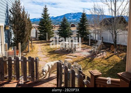 Vue sur la montagne méthodiste depuis l'arrière-cour et les jardins d'une résidence privée dans la petite ville de montagne de Salida, Colorado, États-Unis. Couleur platine or Banque D'Images
