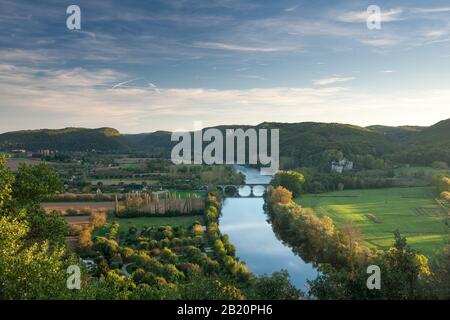 Soleil de fin de soirée au-dessus de la vallée de la Dordogne avec château Castlenaud et Fayrac au loin de la France Banque D'Images