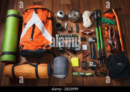 Équipement nécessaire pour l'alpinisme et la randonnée sur fond de bois Banque D'Images