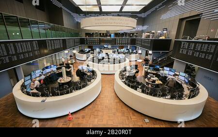 Francfort, Allemagne. 28 février 2020. Les négociants en actions sont assis sur le plancher commercial de leur lieu de travail. Le principal indice allemand, le DAX, est en déclin. La baisse du prix de l'action due à des préoccupations concernant une pandémie de coronavirus a atteint un pic temporaire vendredi avec une perte de Dax parfois plus de 5 pour cent. Cependant, l'indice allemand de référence a légèrement récupéré en fin de négociation, en fermant 3,86 pour cent à 11 890,35 points. Avec une baisse de 12,44 pour cent en fin de compte depuis vendredi dernier, les investisseurs ont néanmoins connu la semaine la plus noire depuis le krach boursier en août 2011. Photo: André Crédit Banque D'Images