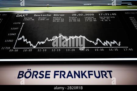 Francfort, Allemagne. 28 février 2020. Le tableau montre le développement de l'index de tête Dax. Le principal indice allemand, le DAX, est en déclin. La baisse du prix de l'action due à des préoccupations concernant une pandémie de coronavirus a atteint un pic temporaire vendredi avec une perte de Dax parfois plus de 5 pour cent. Cependant, l'indice allemand de référence a légèrement récupéré en fin de négociation, en fermant 3,86 pour cent à 11 890,35 points. Avec une baisse de 12,44 pour cent en fin de compte depuis vendredi dernier, les investisseurs ont néanmoins connu la semaine la plus noire depuis le krach boursier en août 2011. Photo: Andreas Crédit Banque D'Images