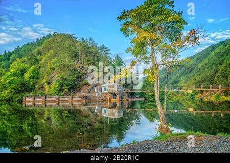 Vue panoramique sur le barrage n°2 à la rivière Ocoee dans le Tennessee avec la centrale et les montagnes en arrière-plan une journée lumineuse en automne Banque D'Images