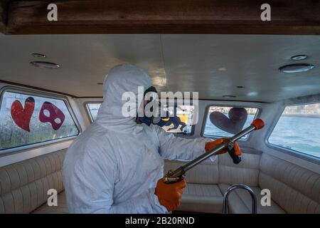 Venise, Italie. 28 février 2020. Des bateaux attendent d'être désinfectés dans le dépôt de la compagnie de transport vénitienne Alilaguna pour le Coronavirus le 26 février 2020 à Venise, Italie. Le 28 février 2020 à Venise, Italie. Crédit: Réveil / Alay Live News/ Stefano Mazzola Banque D'Images