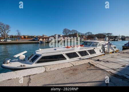 Venise, Italie. 28 février 2020. Des bateaux attendent d'être désinfectés dans le dépôt de la compagnie de transport vénitienne Alilaguna pour le Coronavirus le 26 février 2020 à Venise, Italie. Le 28 février 2020 à Venise, Italie. Crédit: Réveil / Alay Live News/ Stefano Mazzola Banque D'Images