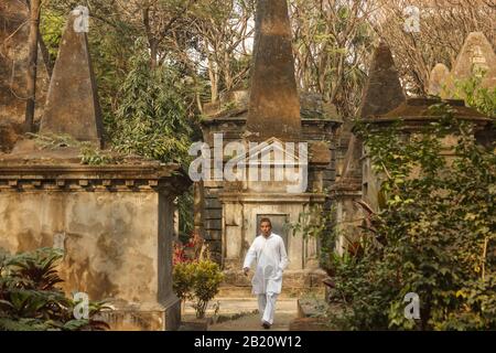 Kolkata, Bengale-Occidental/Inde - janvier 26 2018 : un homme marche à l'intérieur du cimetière de South Park Street avec ses grandes tombes gothiques. Banque D'Images