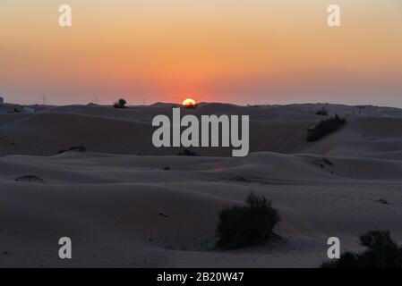 Magnifique coucher de soleil pendant l'heure d'or dans le désert safari dubaï. Banque D'Images