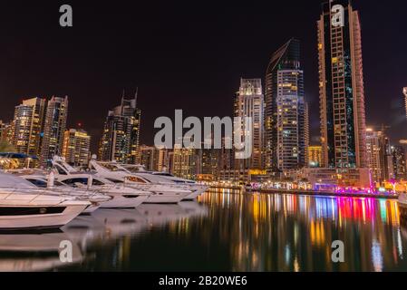 Yachts a amarré à la marina de Dubaï aux Émirats arabes Unis. Banque D'Images