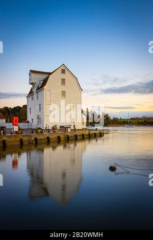 Moulin à marée sur la rivière Deben à Woodbridge Suffolk au coucher du soleil avec ciel bleu et réflexion. Banque D'Images