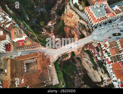 Pueblo blanco ou village blanc vue de dessus photographie aérienne Ronda paysage urbain espagnol. Nouveau pont traversant la vallée de Guadalevin El Tajo, Espagne Banque D'Images