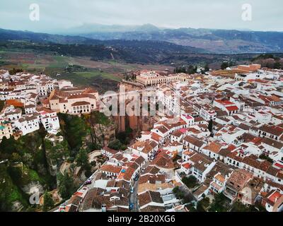 Photographie aérienne Ronda cityscape, maisons résidentielles bâtiments extérieur toit, Nouveau pont superbes canyons. Costa Del Sol, Málaga, Espagne Banque D'Images