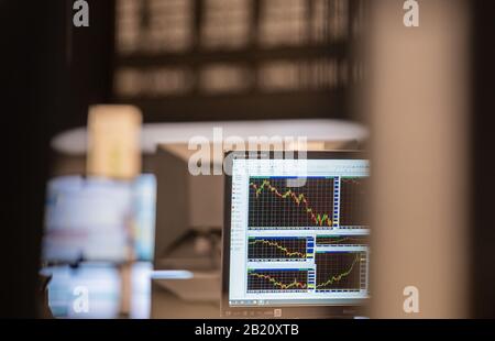 Francfort, Allemagne. 28 février 2020. Un contrôleur de Trader montre le développement des prix d'une valeur d'action. Le principal indice allemand, le DAX, est en déclin. La baisse du prix de l'action due à des préoccupations concernant une pandémie de coronavirus a atteint un pic temporaire vendredi avec une perte de Dax parfois plus de 5 pour cent. Cependant, l'indice allemand de référence a légèrement récupéré en fin de négociation, en fermant 3,86 pour cent à 11 890,35 points. Avec une baisse de 12,44 pour cent en fin de compte depuis vendredi dernier, les investisseurs ont néanmoins connu la semaine la plus noire depuis le krach boursier en août 2011. Photo: A Banque D'Images