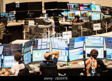 Francfort, Allemagne. 28 février 2020. Les négociants en actions sont assis sur le plancher commercial de leur lieu de travail. Le principal indice allemand, le DAX, est en déclin. La baisse du prix de l'action due à des préoccupations concernant une pandémie de coronavirus a atteint un pic temporaire vendredi avec une perte de Dax parfois plus de 5 pour cent. Cependant, l'indice allemand de référence a légèrement récupéré en fin de négociation, en fermant 3,86 pour cent à 11 890,35 points. Avec une baisse de 12,44 pour cent en fin de compte depuis vendredi dernier, les investisseurs ont néanmoins connu la semaine la plus noire depuis le krach boursier en août 2011. Photo: André Banque D'Images