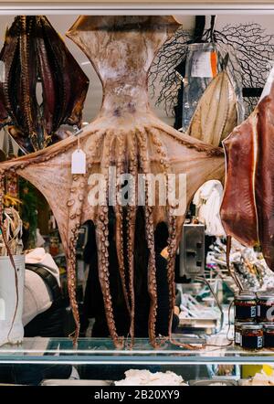 Stock photo d'un poulpe séché à un stand de poisson et de fruits de mer dans le marché Banque D'Images