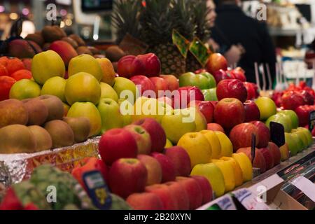 Stock photo d'un marché de décrochage plein de pommes rouges et jaunes entre autres fruits Banque D'Images