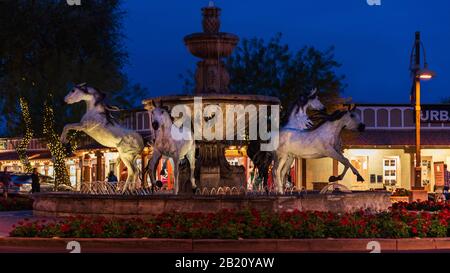 5ème Avenue Bronze Horse Fountain et boutiques dans la vieille ville de Scottsdale, Arizona. Banque D'Images