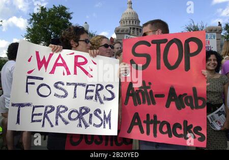 20 septembre 2001, Austin, Texas : les militants de la paix se rassemblent au Capitole de l'État d'Austin, tandis que le sentiment de représailles américaines à l'égard des attaques terroristes de la semaine dernière à New York et à Washington se développe dans tout le pays. Plusieurs orateurs ont dénoncé des attaques nationales contre les Arabes-Américains qui ont eu lieu ces derniers jours. ©Bob Daemmrich Banque D'Images